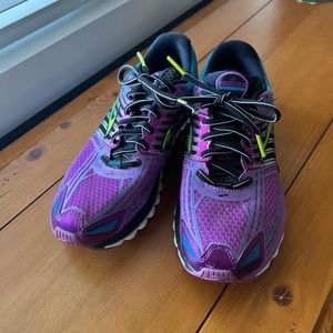 BROOKS women’s athletic shoe